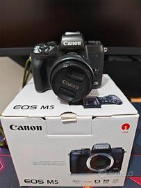Canon M5 mirrorless completa di obiettivo 15-45mm 