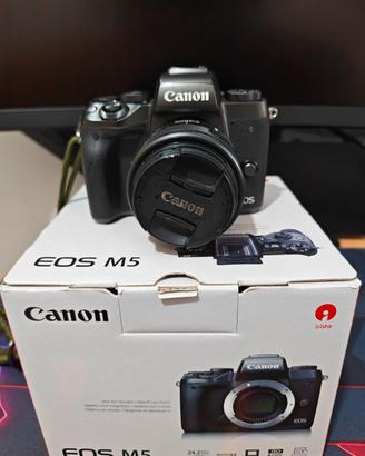 Canon M5 mirrorless completa di obiettivo 15-45mm 