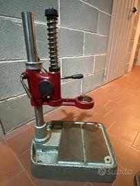 Supporto per trapano a colonna.