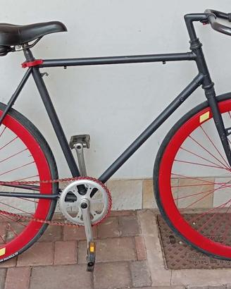 Bicicletta scatto fisso