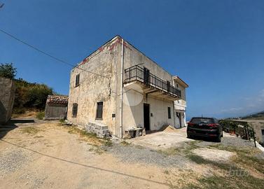 CASA SEMINDIPENDENTE A SAN LUCIDO