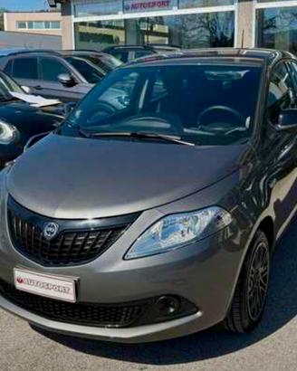 Ypsilon 1.0 Hybrid 70 CV FireFly oro 2024