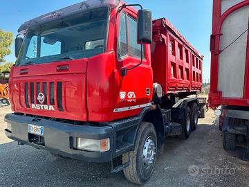 Autocarro 3 assi - mezzo d'opera