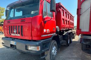 Autocarro 3 assi - mezzo d'opera