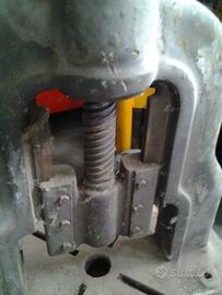 Pressa a vite bilancere a mano