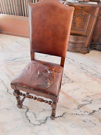 Coppia di sedie vintage in legno con borchie