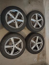 cerchi 16 pollici con gomme da neve Audi  5 fori