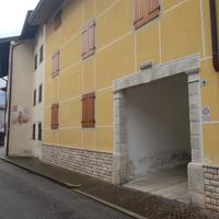 Locale/ Appartamento con giardino