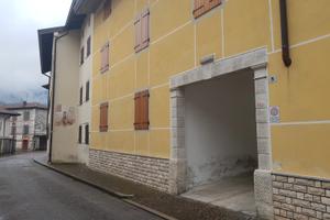 Locale/ Appartamento con giardino