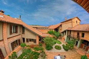 Rustico / Casale di 749 m² con più di 5 locali a B