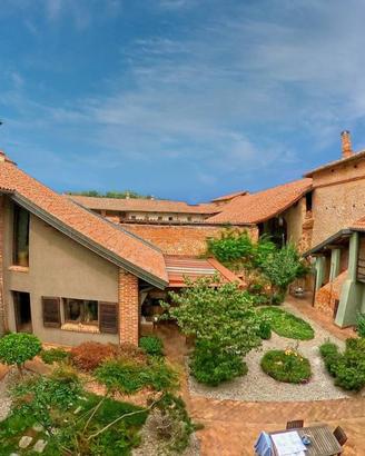 Rustico / Casale di 749 m² con più di 5 locali a B