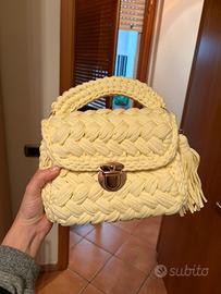 Borsetta  tracolla gialla a tracolla o mano