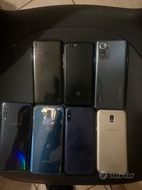 Telefoni di diverse generazioni funzionanti e non