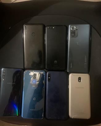 Telefoni di diverse generazioni funzionanti e non