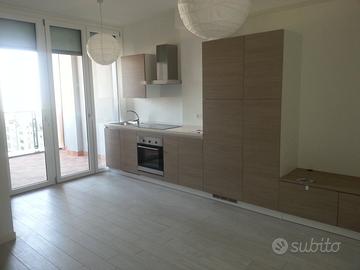 Monolocale arredato con loggia abitabile