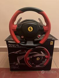 simulatore di guida con pedaliera thrustmaster