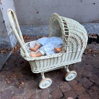 Carrozzina in vimini per bambole