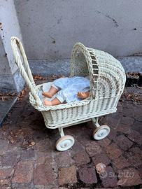 Carrozzina in vimini per bambole