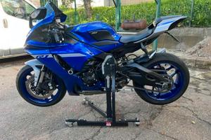 Yamaha r1