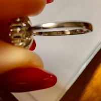 Anello in argento con zircone