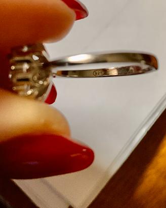 Anello in argento con zircone