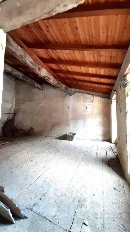 Rustico / Casale di 600 m² con più di 5 locali a B - Vista 5