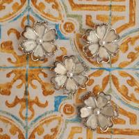 Spille madreperla a forma di fiore con perla