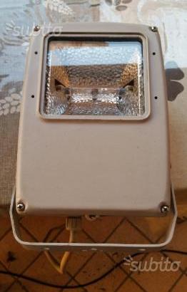 Faro alogeno 70W per interno o esterno