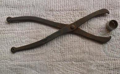 Antico calibro o compasso in ferro per misurazione