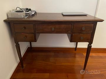 Scrivania in legno