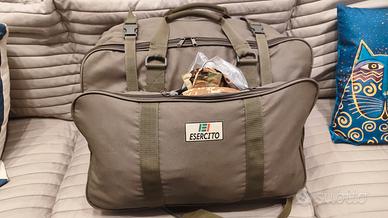 Corredo abbigliamento militare in zaino valigia