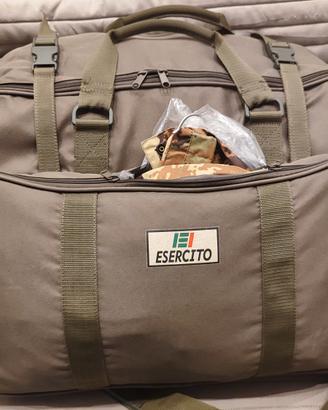 Corredo abbigliamento militare in zaino valigia