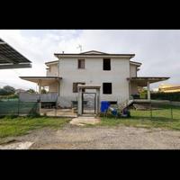 VILLA DA COMPLETARE CON GIARDINO E GARAGE