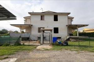 VILLA DA COMPLETARE CON GIARDINO E GARAGE