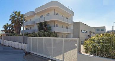 Capannone e palazzina uso investimento