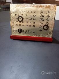 Calendario da scrivania finemente decorato.