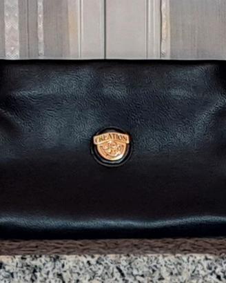 Pochette blu scuro.