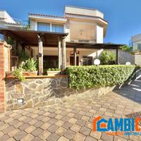 Via Aquilea - Villa ampi spazi esterni.