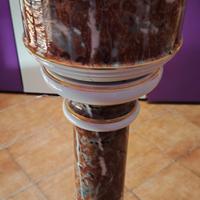 colonna con vaso in pura porcellana bordata in oro