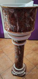 colonna con vaso in pura porcellana bordata in oro