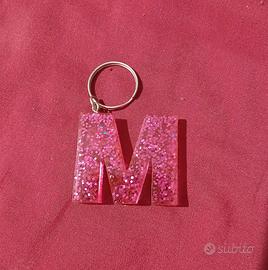 ciondolo forma M in resina artigianale