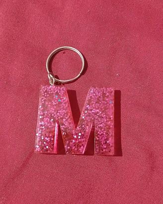 ciondolo forma M in resina artigianale