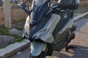 Scooter Forza 350 Honda versione Deluxe 