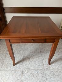 Tavolo allungabile in legno con cassetto
