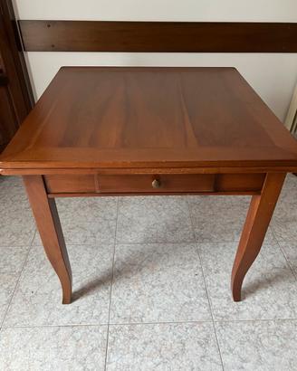 Tavolo allungabile in legno con cassetto