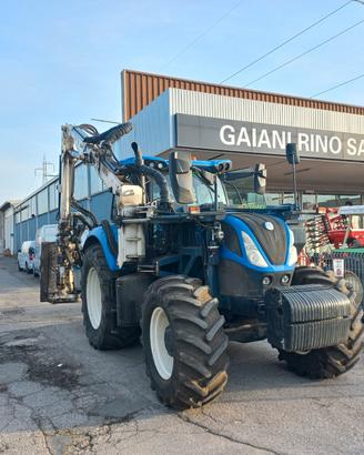 Trattore NEW HOLLAND T7 210