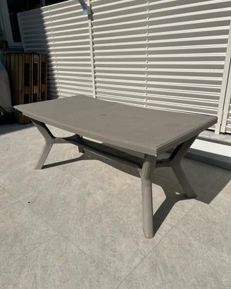 Tavolo da giardino in resina