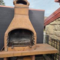 barbecue in pietra con griglia in acciaio