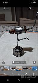 Struzzo realizzato con residui metallici.