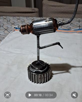 Struzzo realizzato con residui metallici.